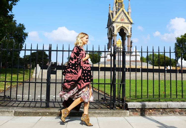 Street štýl s kvetinovými vzormi a pončo od Burberry novodobé-dámy-pončo-jeseň-moderná-street-style-burberry