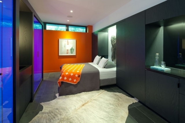 Spálňa-rozkladacia posteľ-čierna-skriňa-dvere-steny-vo-silnej-červenej