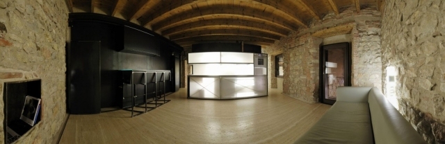 rustikálny dizajn bytu viditeľné stropné trámy bezúchytková kuchyňa e + m