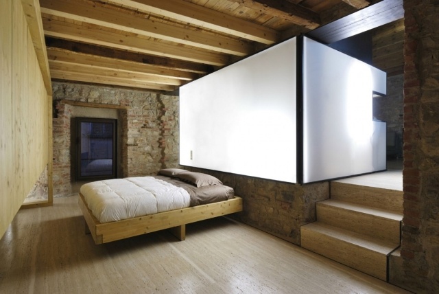 byt stredomorsko-rustikálne kontrasty v podlahe spálne obložené kameňom