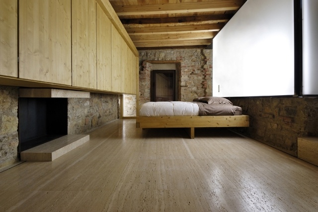 spálňa rustikálna podlaha z pravého dreveného obkladu na stenu