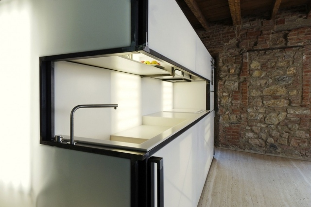 vstavaná kuchyňa lesklý povrch s vysokým leskom integrované police ukryté pod drezom