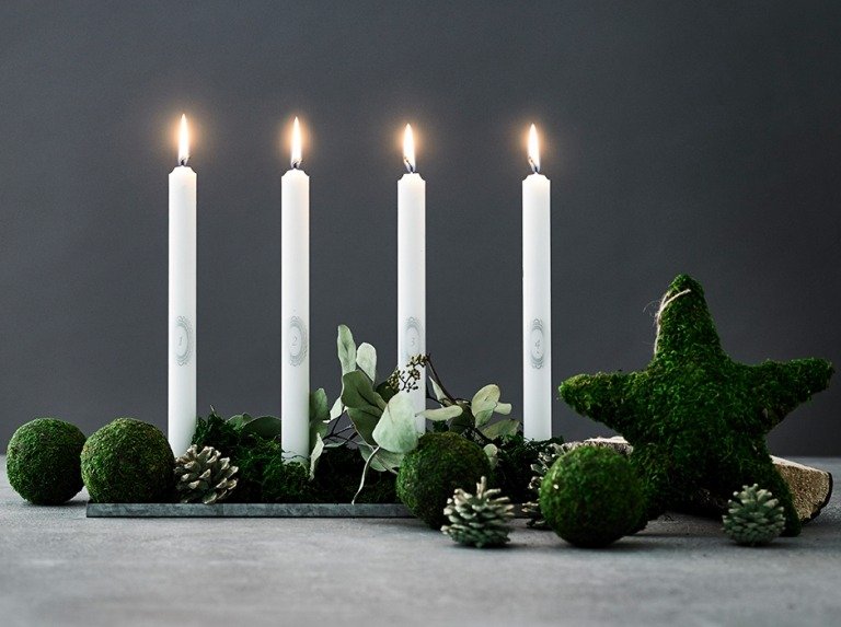 Vyrobte si sami moderné adventné úpravy s machovými guľami a vavrínovými ratolesťami a ozdobte zelené šišky