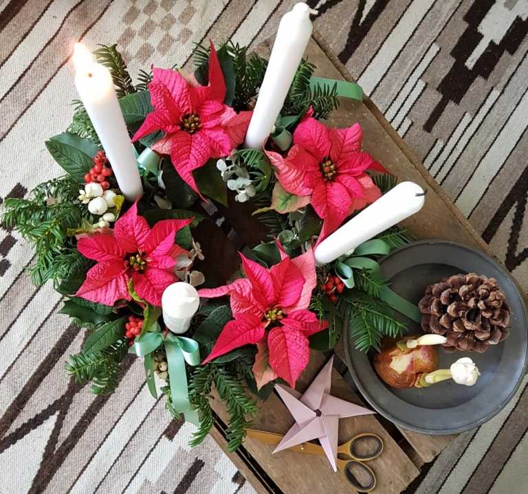 Tinker moderné adventné úpravy Vytvorte si vlastné vianočné aranžmán z prírodných materiálov s bobuľami snehovej gule a vianočnou hviezdou a ozdobte jedľové ratolesti