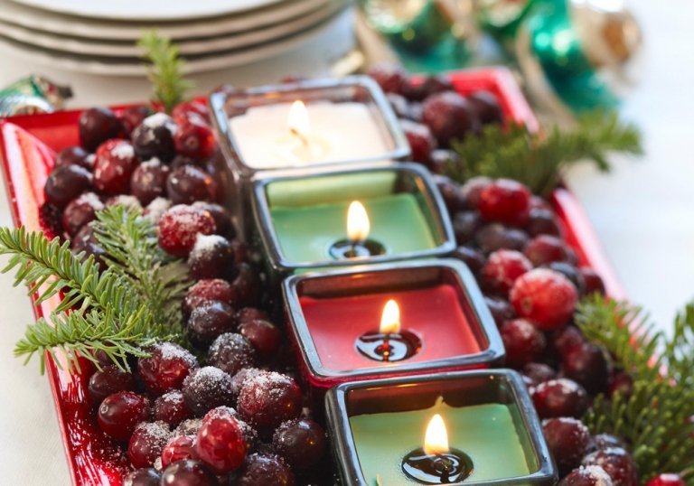 DIY nápady na vianočné úpravy zdobené prírodnými materiálmi, ako sú bobule a jedľové konáre