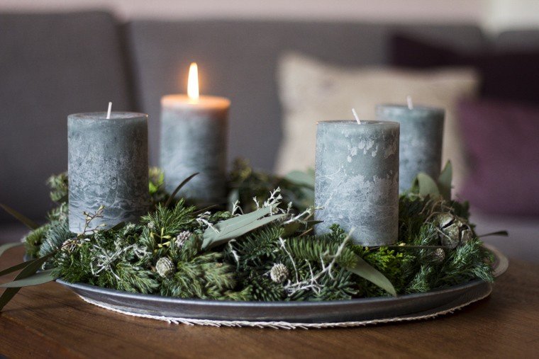 moderné adventné úpravy robia bobkový list a jedľové konáre a zelené okrasné jablká