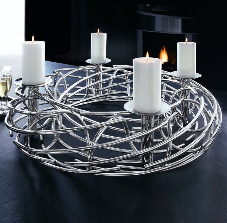 Minimalistický adventný veniec z lesklého kovu s integrovanými svietnikmi adventný veniec moderný kovový nápad minimalistický stojan na sviečky