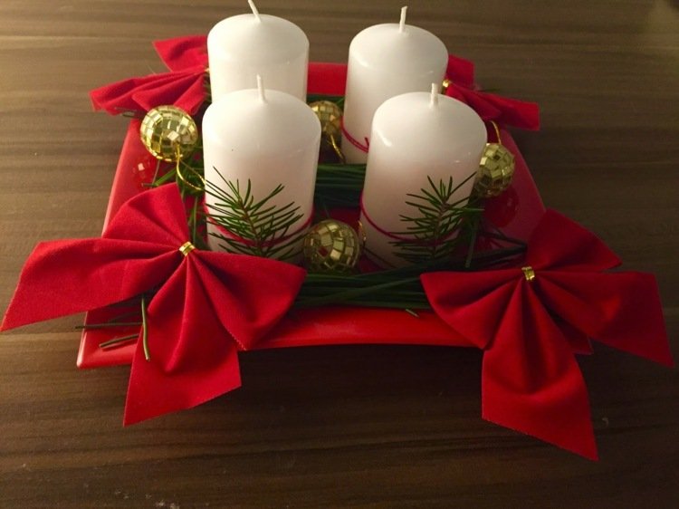 Moderné adventné vence - červený tanier ako základ a jemná dekorácia adventný veniec moderný tanier červené mašle vianočné ozdoby zlatý mozaikový akcent