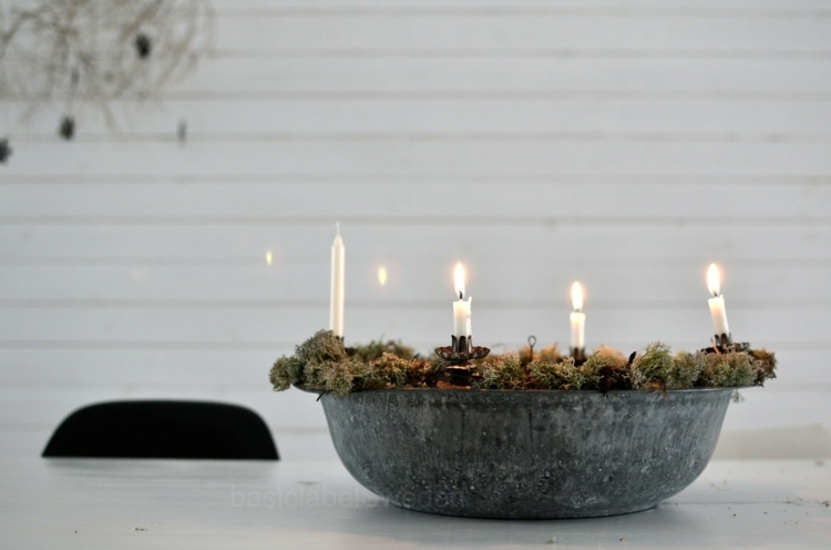 Moderné adventné vence - ako materiál vyberte mach adventný veniec moderná kovová miska mach rustikálny originálny nápad drotár