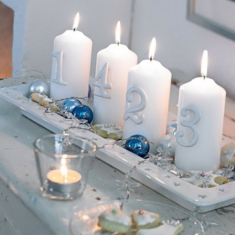 Moderné adventné vence - elegantná biela v tanieri moderné adventné vence biely dizajn strieborné akcenty elegantné tanierové gule