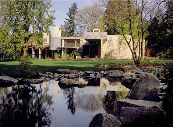 Moderný útulný dvorný dom - fasáda