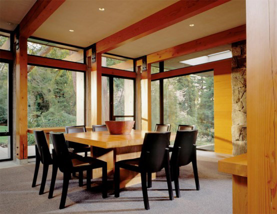 Moderný útulný dvorný dom - jedáleň