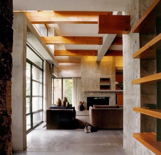 Moderný útulný dvorný dom - drevené detaily