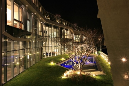 inovatívny dom na brehu jazera