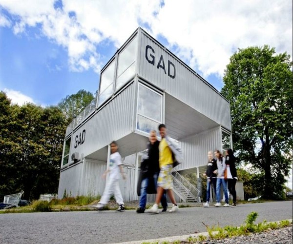 inovatívny vonkajší dizajn - umelecká galéria vyrobená z lodného kontajnera