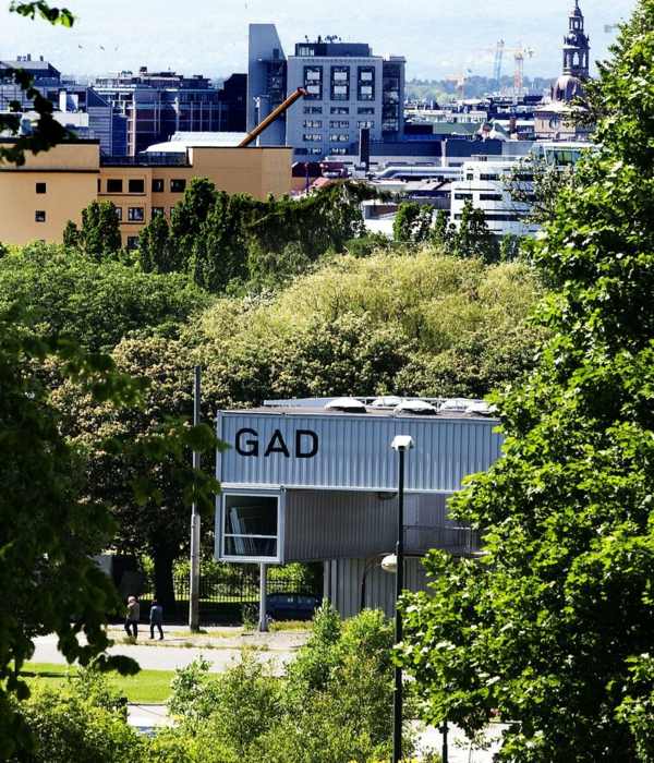 inovatívny vonkajší dizajn - budova vyrobená z lodného kontajnera