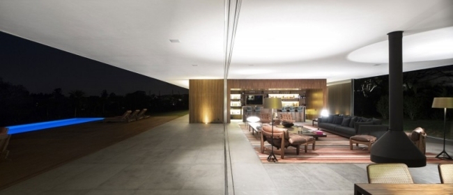 Pripojenie vonkajšieho a vnútorného krbu na verandu Krb s otvorenou verandou kladie dôraz na prepojenie exteriér-interiér