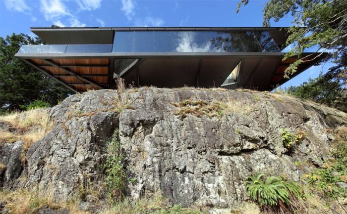 Dom postavený na skale - otvory v zemi moderná architektúra dom-rock-postavená-sklenená fasáda