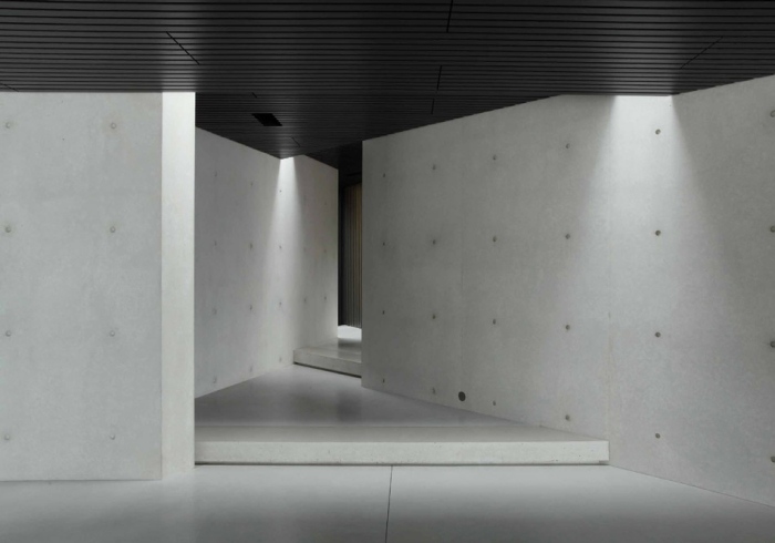 Steny obložené pohľadovým betónom a čiernym stropom moderná architektúra-exponované betónové steny-panely-čierny strop