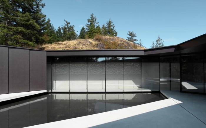 čierne fasádne panely - pohľad z vnútorného dvora moderná architektúra-nádvorie-čierna-fasáda-panely