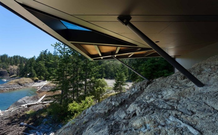 Dom postavený na stĺpoch na skalách moderná architektúra-dom-postavený na skale-chodúľoch