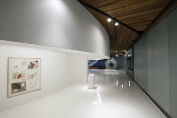 galéria moderného umenia biely interiér moderný-umenie-galéria-biely-interiér