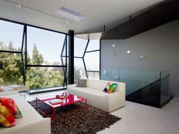 interiérový dizajn bielych pohoviek, schodiskové otvory