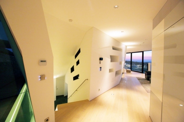 moderná architektúra a dizajn schodisko chodby svetlé schody na chodbe jasné farby kontrastujú s tmavými prvkami