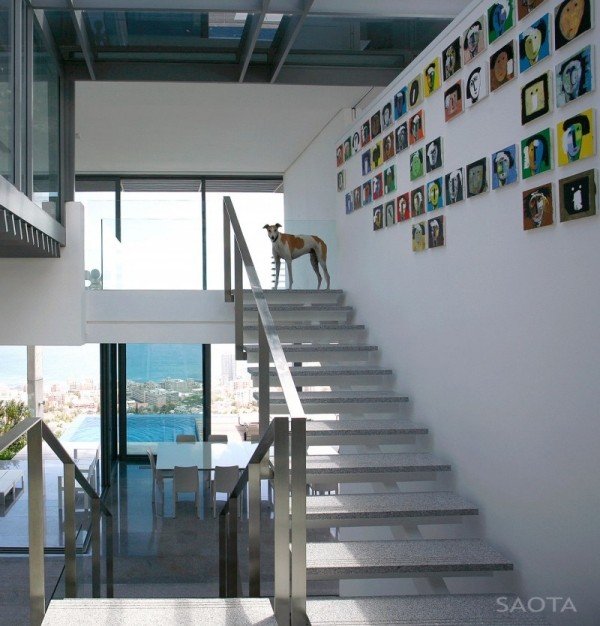 moderný dom na svahu výhľad na oceán saota foto stena pop art schody Hanghaus saota interiérový fotografický nástenný schodisko pop art
