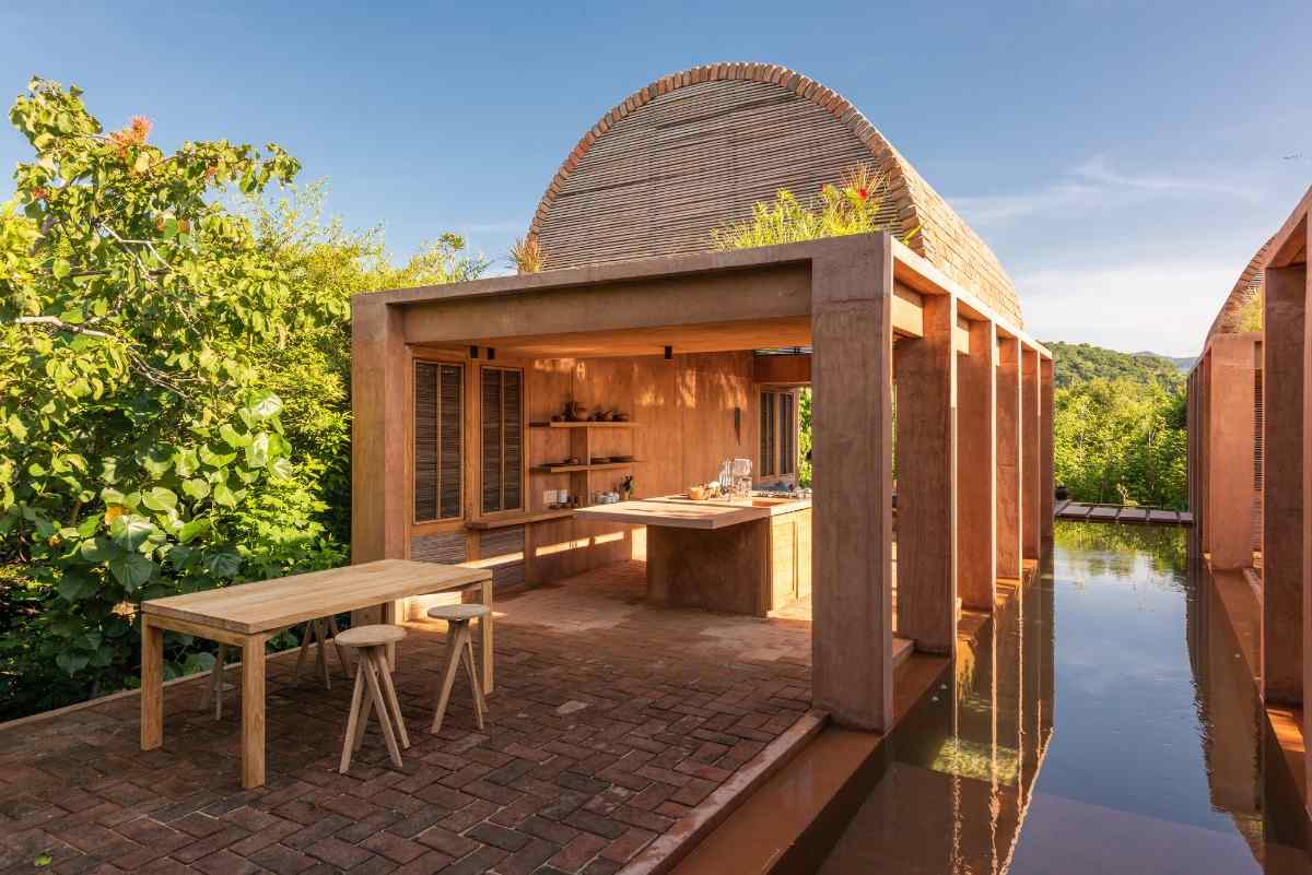 útulné prostredie vo vonkajšej časti prázdninovej vily v Mexiku z tehál