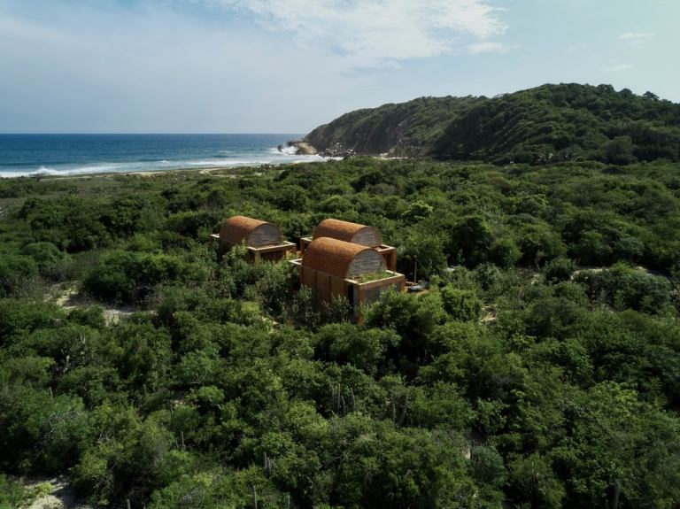 odľahlý úkryt v lese pre perfektnú dovolenku moderné tehlové domy