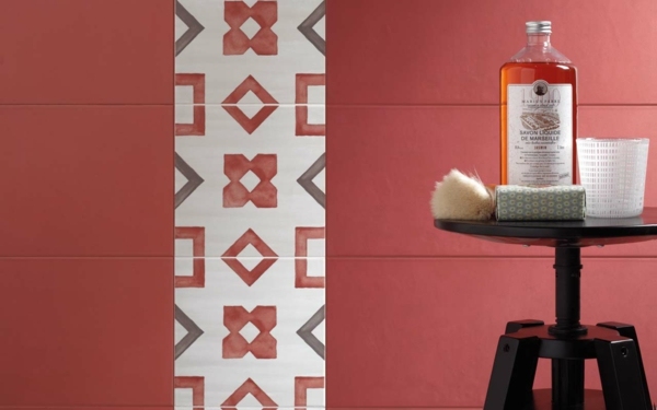 Tehlová kúpeľňa zariadila geometrický vzor dlaždíc Tehlová červená kúpeľňa zariadila nápady na farby dlaždíc