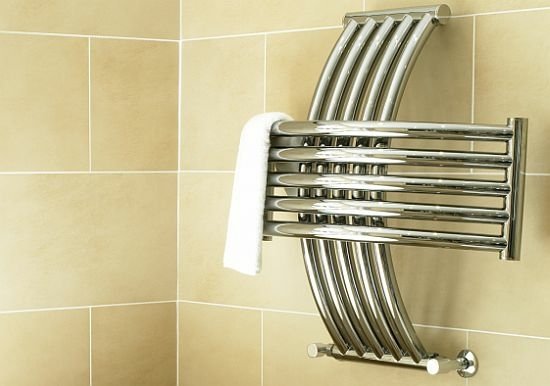 štýlová vešiak na uteráky k radiátorom