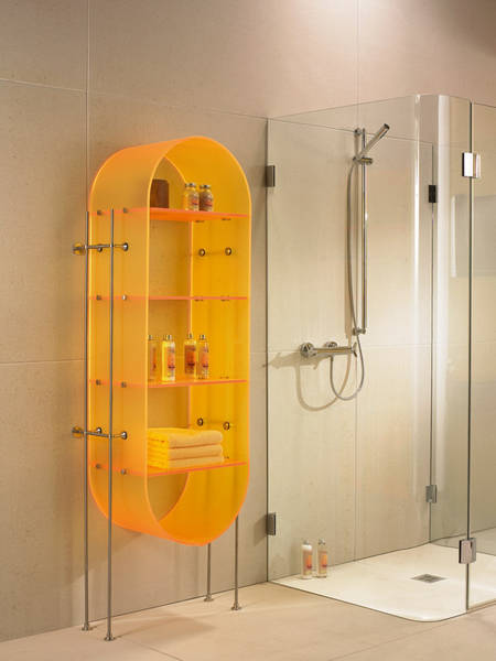 sprchový kút oranžovo zafarbenej sklenenej poličky