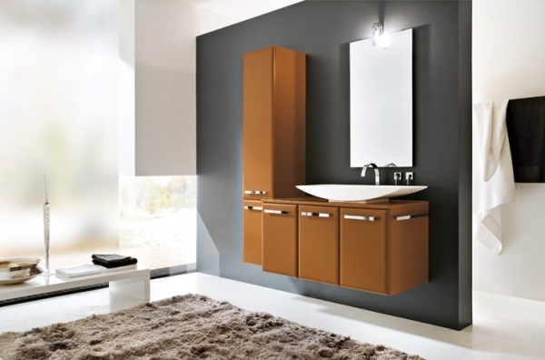 Kúpeľňový nábytok dizajn zrkadlo s kovovým madlom Dizajn kúpeľňového nábytku, drevený vzhľad, zrkadlovo-kovová lišta na držadlo