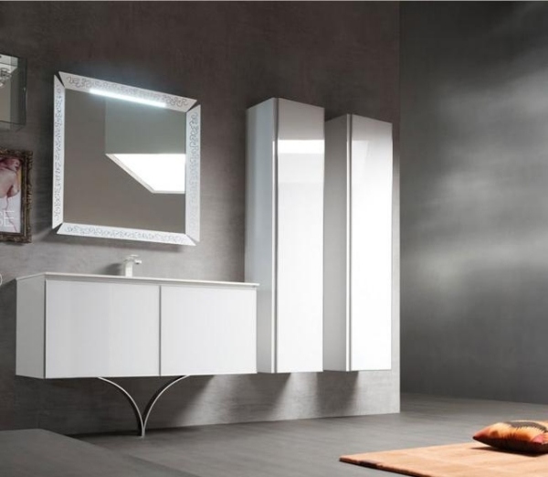biely vysoký lesk kúpeľňový nábytok nástenné zrkadlo svetlo minimalistické