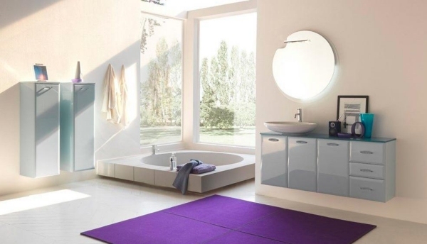 Moderný kúpeľňový nábytok Artesi ambra bledoružová farba steny vysoký lesk sivý