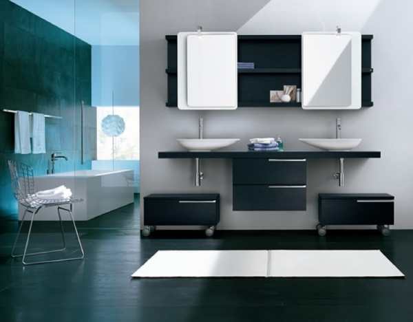 čiernobiely kombinovaný kúpeľňový nábytok pre dvoch