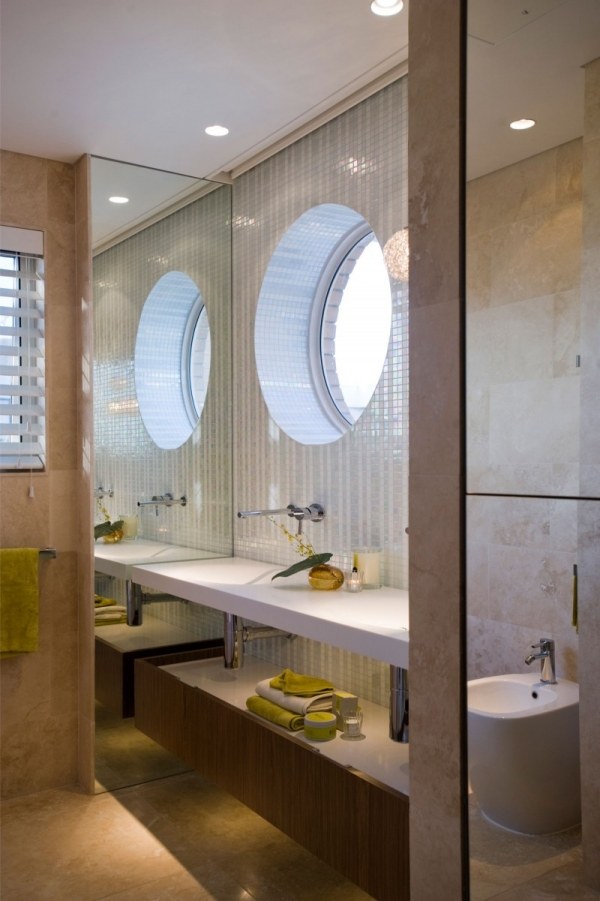 Rekonštrukcia kúpeľne následne zobrazuje zrkadlové stĺpiky okolo okna