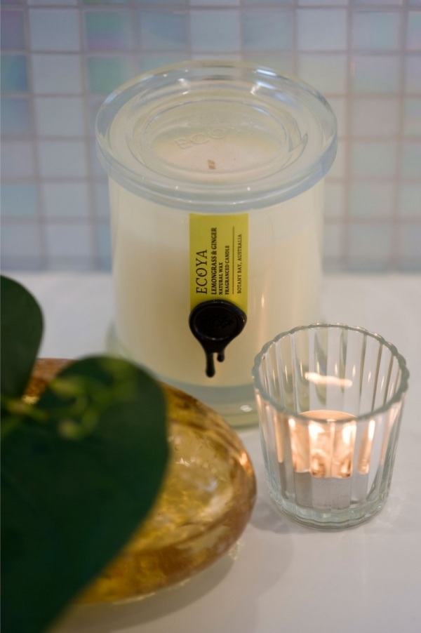 moderné príslušenstvo na obnovu kúpeľne vonné sviečky