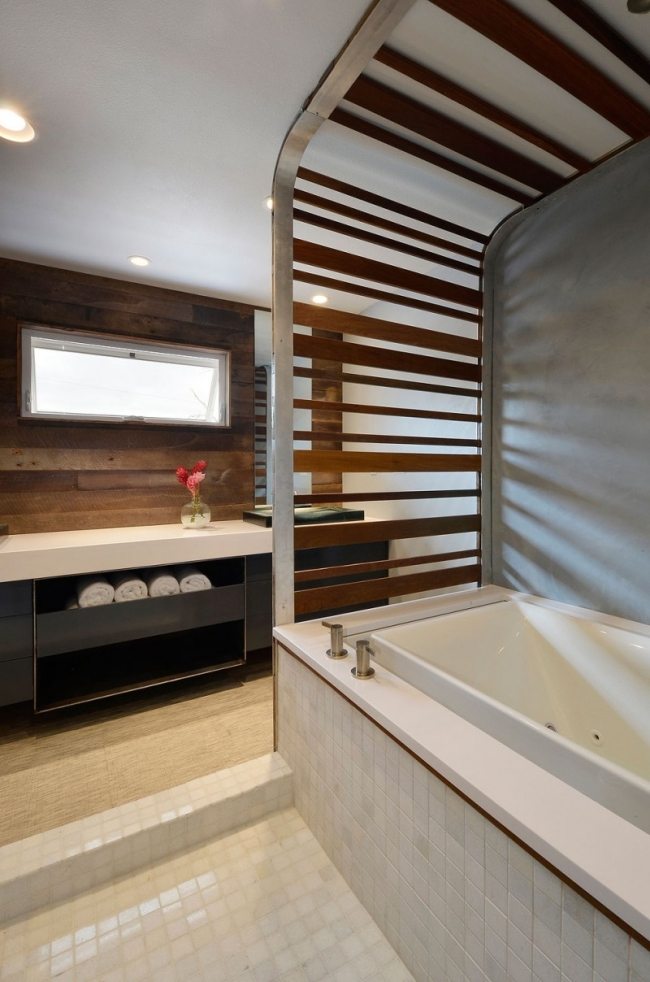 moderná renovácia kúpeľne drevené lamely dekor na stenu