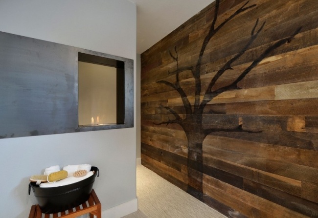 Sklenený krb-kúpeľňa-stena-dekorácia-drevené lamely-pálené