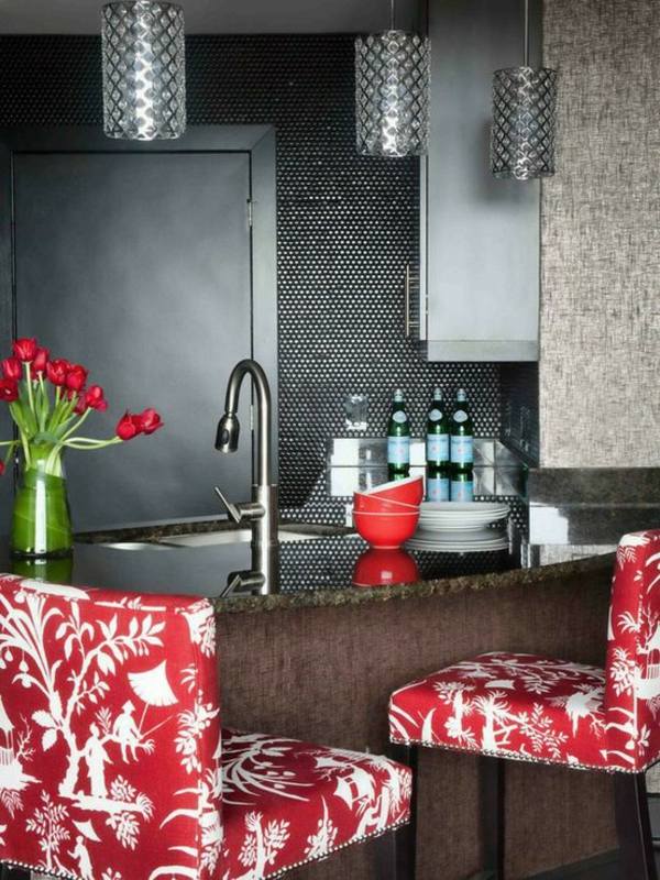 malá kuchynka-elegantný-bar-ako-rozdeľovač miestností