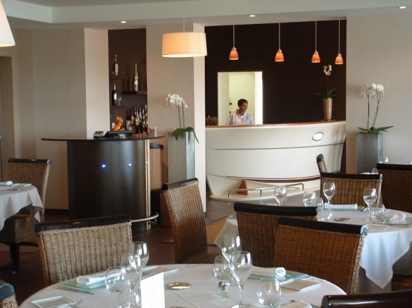 reštaurácia bar moderné barové pulty návrhy palubná linka bar v reštaurácii moderný dizajn barového pultu z paluby