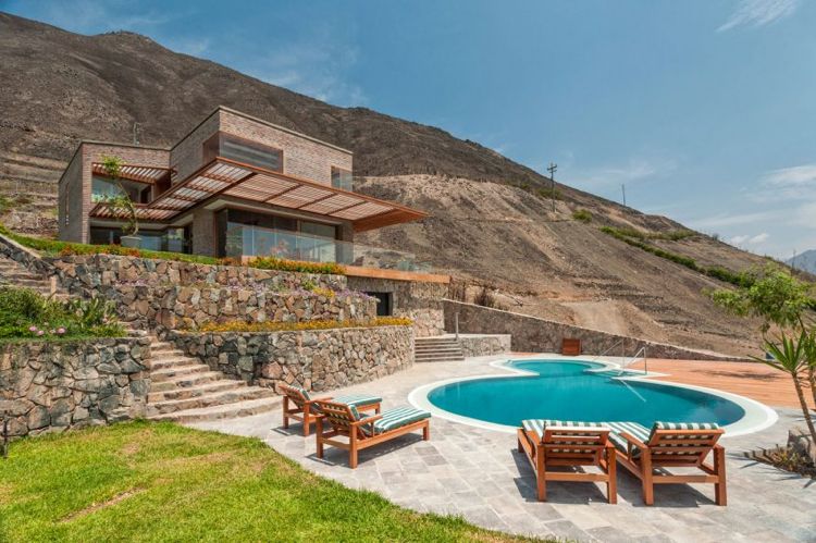Moderná konštrukcia - moderný dom na zdevastovanom mieste Peru moderná konštrukcia-tehlový dom-záhrada-stráň-bazén-murivo-príroda