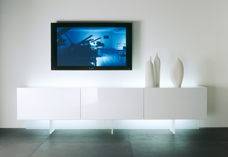 Moderný príborník v bielom vysokom lesku Moderné poličky na knihy-biela-nepriame-osvetlenie-led-kredenc-televízor