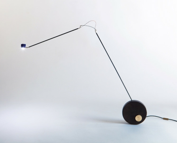 Elegantná priemyselná stojanová lampa