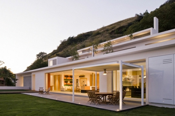 biela fasáda víkendového domu biela fasáda víkendového domu