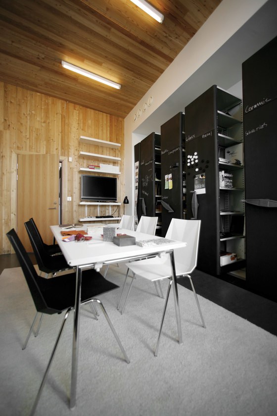 Konferenčná miestnosť Nórsko čierna a biela