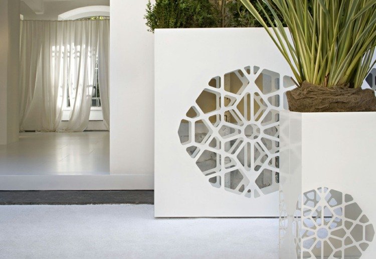 moderný-kvetináč-de-castelli-vzor-kvetinový-box-dekorácia-biely